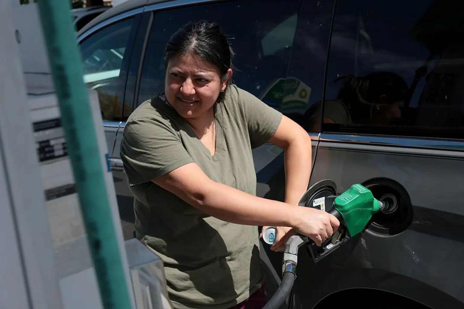 Вільма Хайме заправляє свій автомобіль на заправці 6 квітня 2026 року в Маямі, штат Флорида. Ціни на бензин у Флориді зросли до понад 4 доларів за галон на початку квітня 2026 року, оскільки війна в Ірані вплинула на світові постачання нафти, що призвело до зростання цін на сиру нафту.