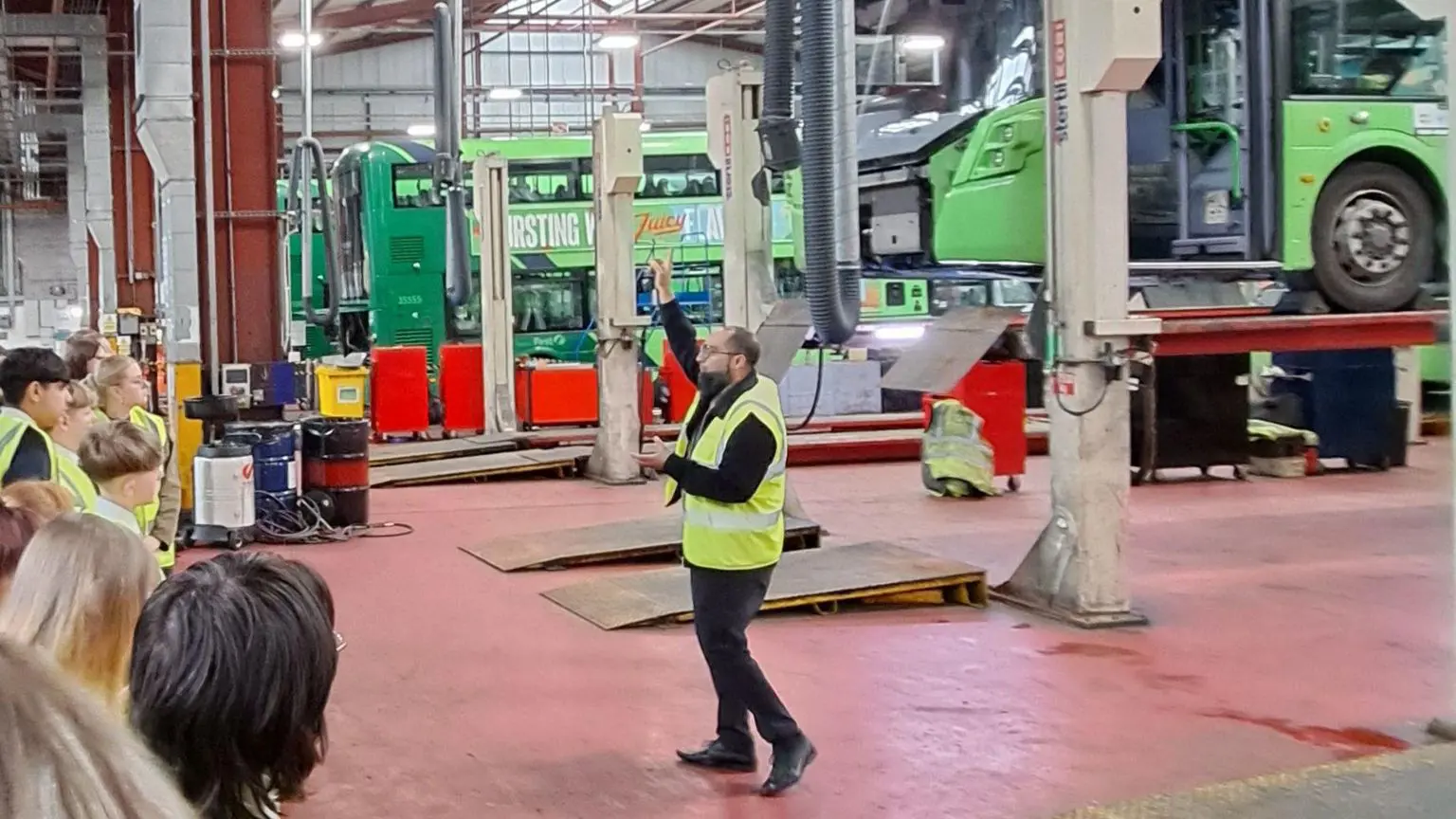 Учні 8-го класу в Лідсі відвідали депо FirstBus, щоб дізнатися про місцеві вакансії у своєму районі в рамках пілотного проекту, що реалізується Ahead Partnership.