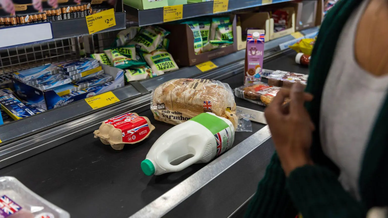 Яйця, хліб, молоко та інші продукти харчування на конвеєрній стрічці