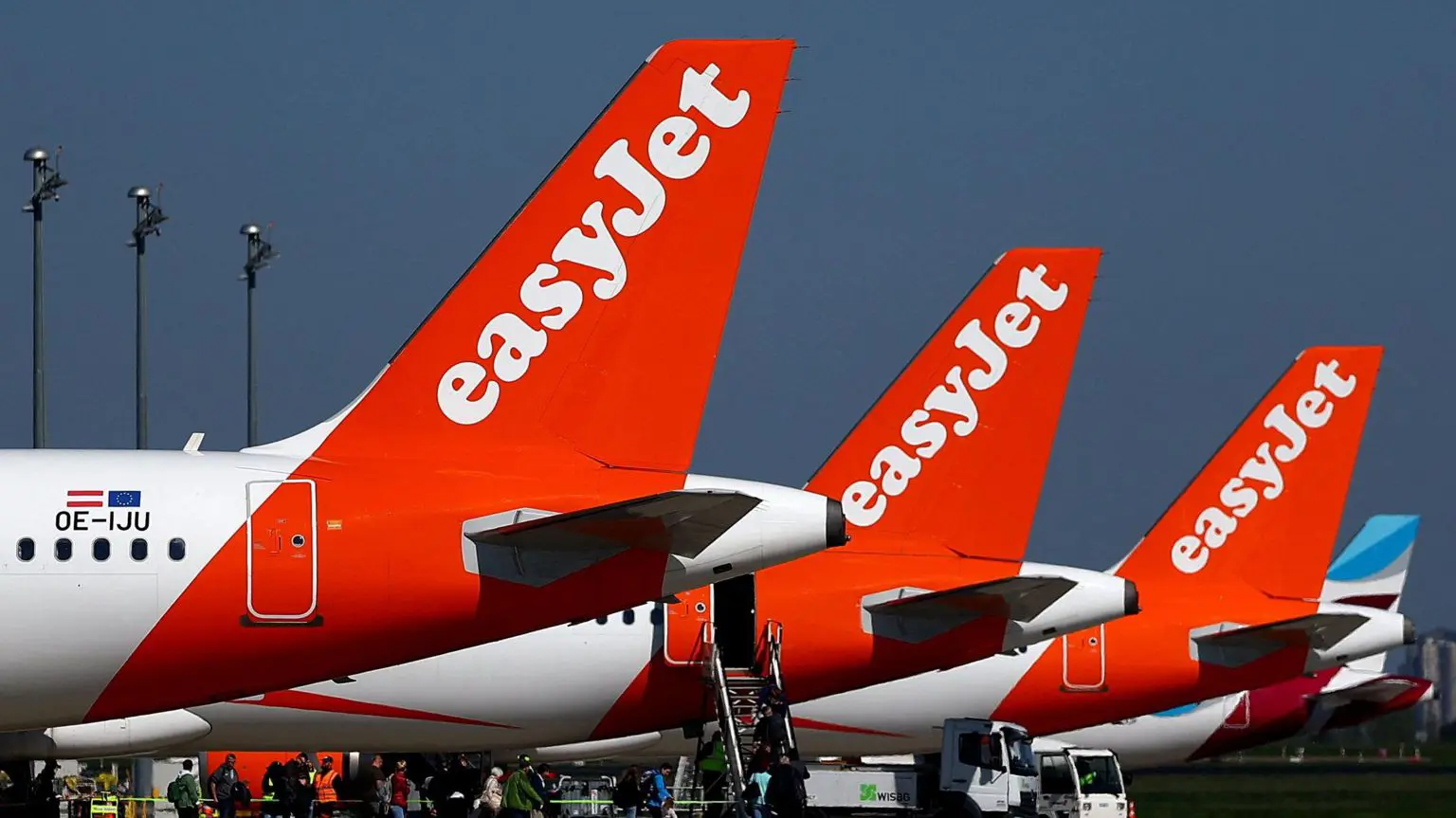 Три хвостові стабілізатори літаків EasyJet вишикувалися в ряд в аеропорту