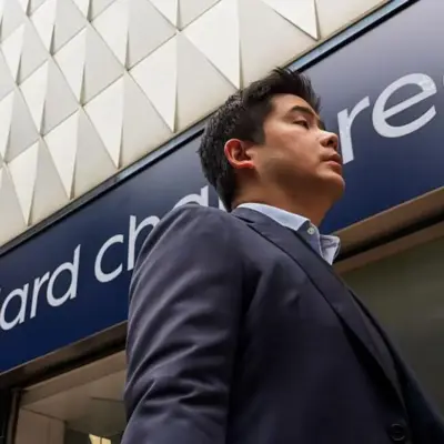 Standard Chartered скорочує тисячі посад через зростання використання штучного інтелекту