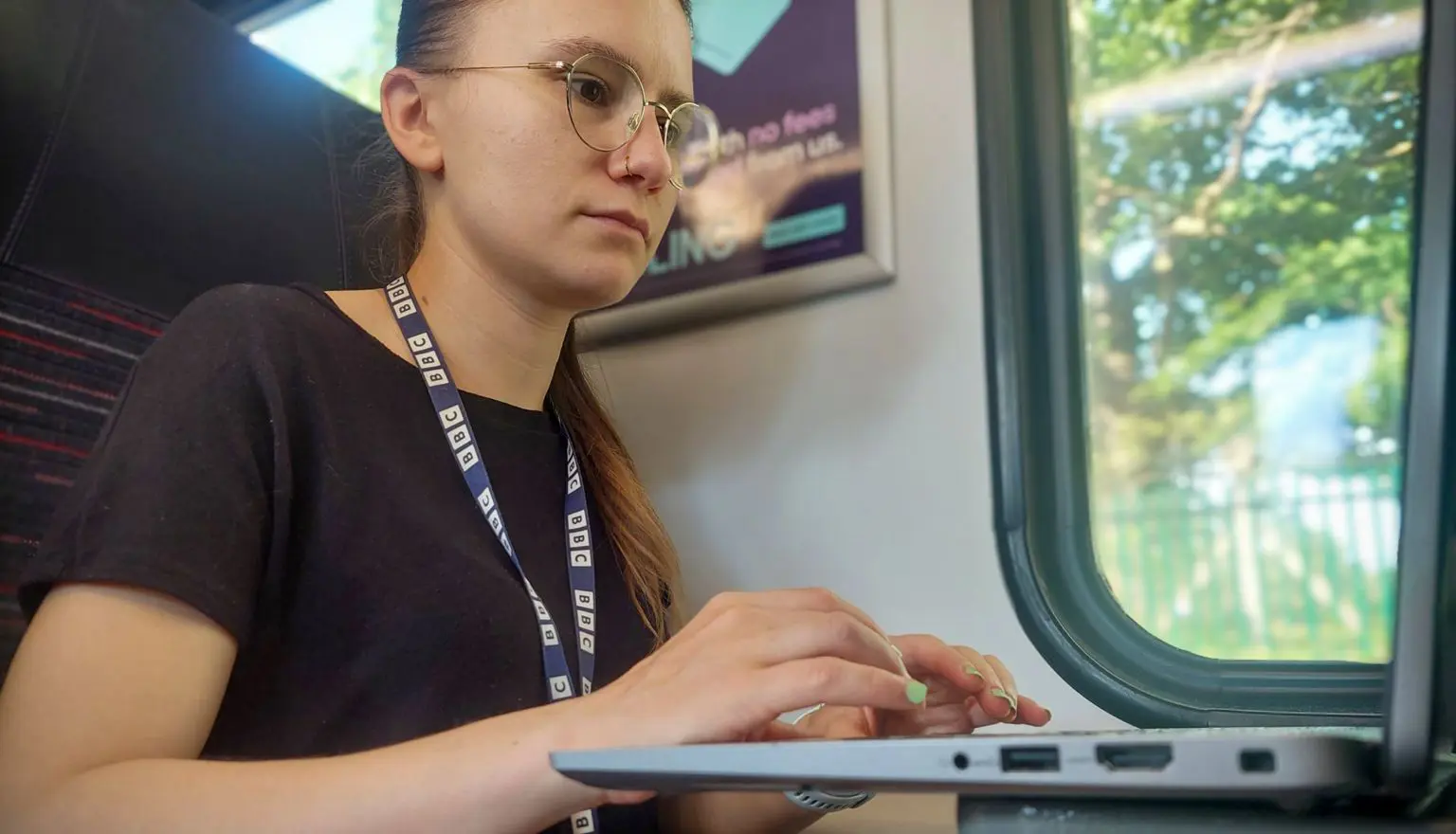 Кореспондентка BBC Грейс Дін перевіряє доступ до Wi-Fi на своєму ноутбуці, подорожуючи поїздом до Норвіча.