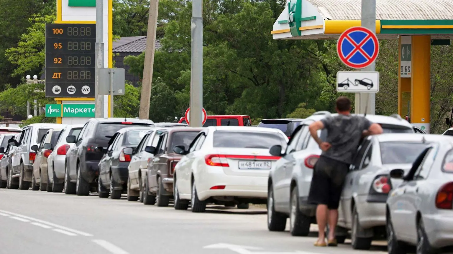 У Криму утворилися довгі черги через дефіцит, що продовжується