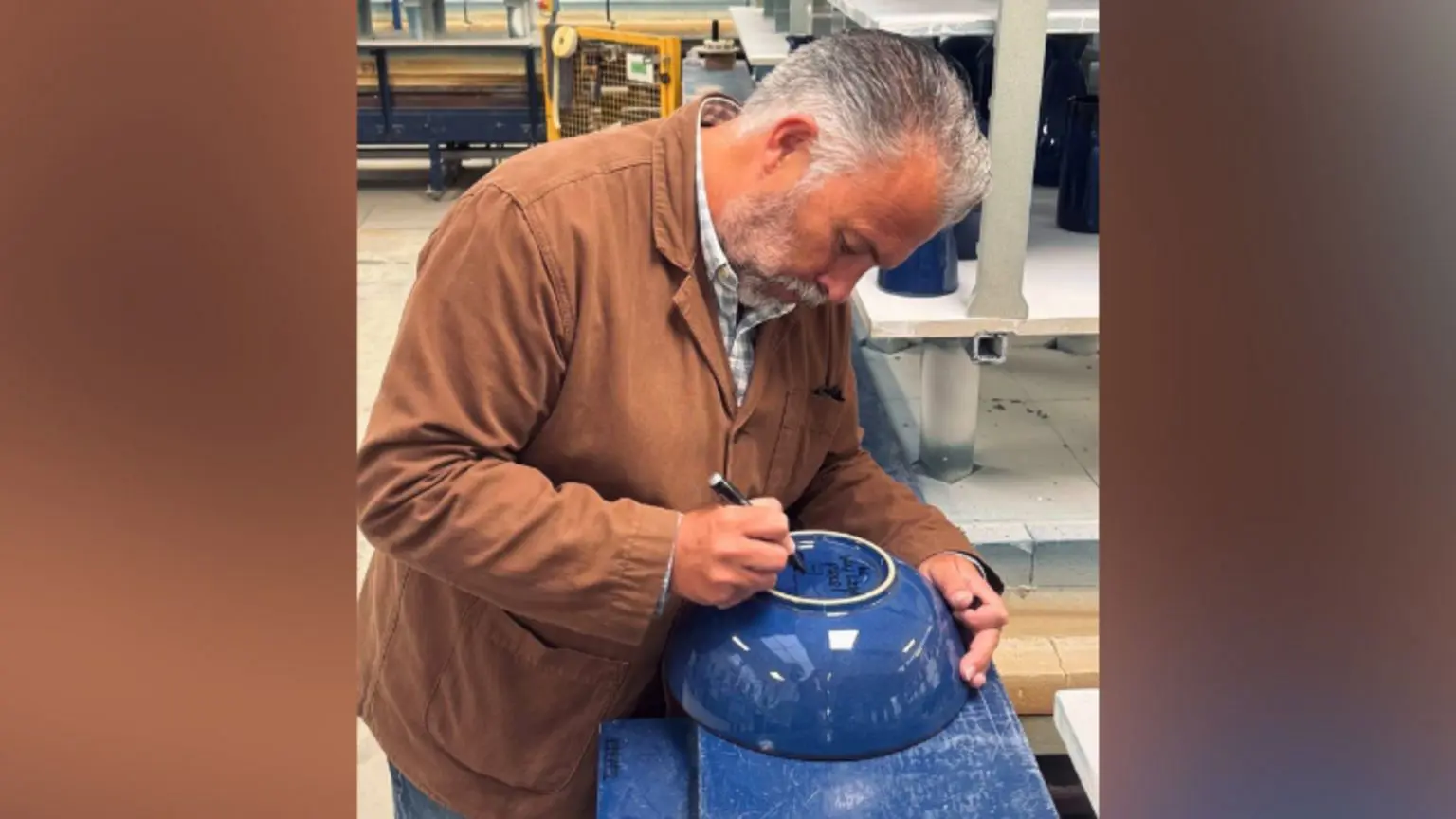 Річард Ітон розробив «культову» лінійку Imperial Blue від Denby понад 35 років тому.
