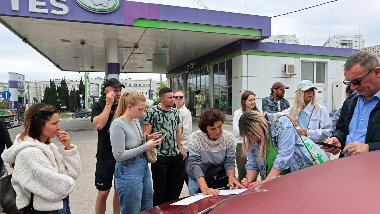 Місцеві жителі можуть купити лише 20 літрів пального на більшості заправних станцій в окупованому Росією Криму