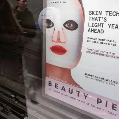 Рекламу світлодіодної маски Beauty Pie заборонили через оманливе твердження про її ефективність проти зморшок