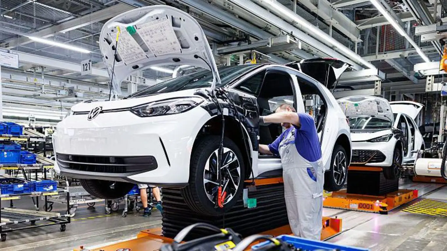 Чоловік працює на виробничій лінії VW