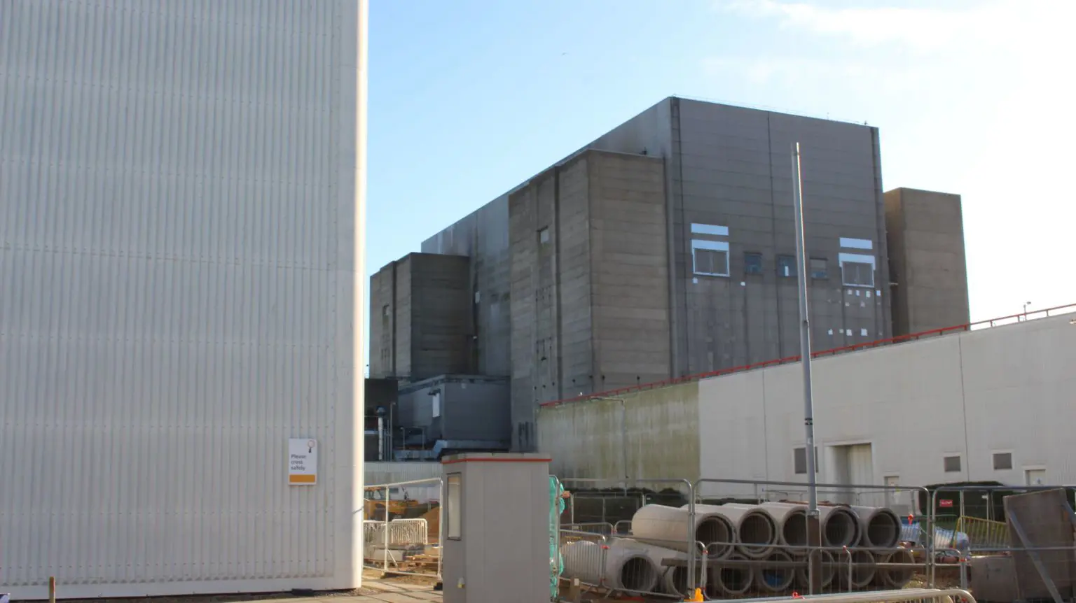 Будівництво Sizewell B розпочалося в 1987 році, коли Sizewell A (частини якого зображені тут) ще працювали.