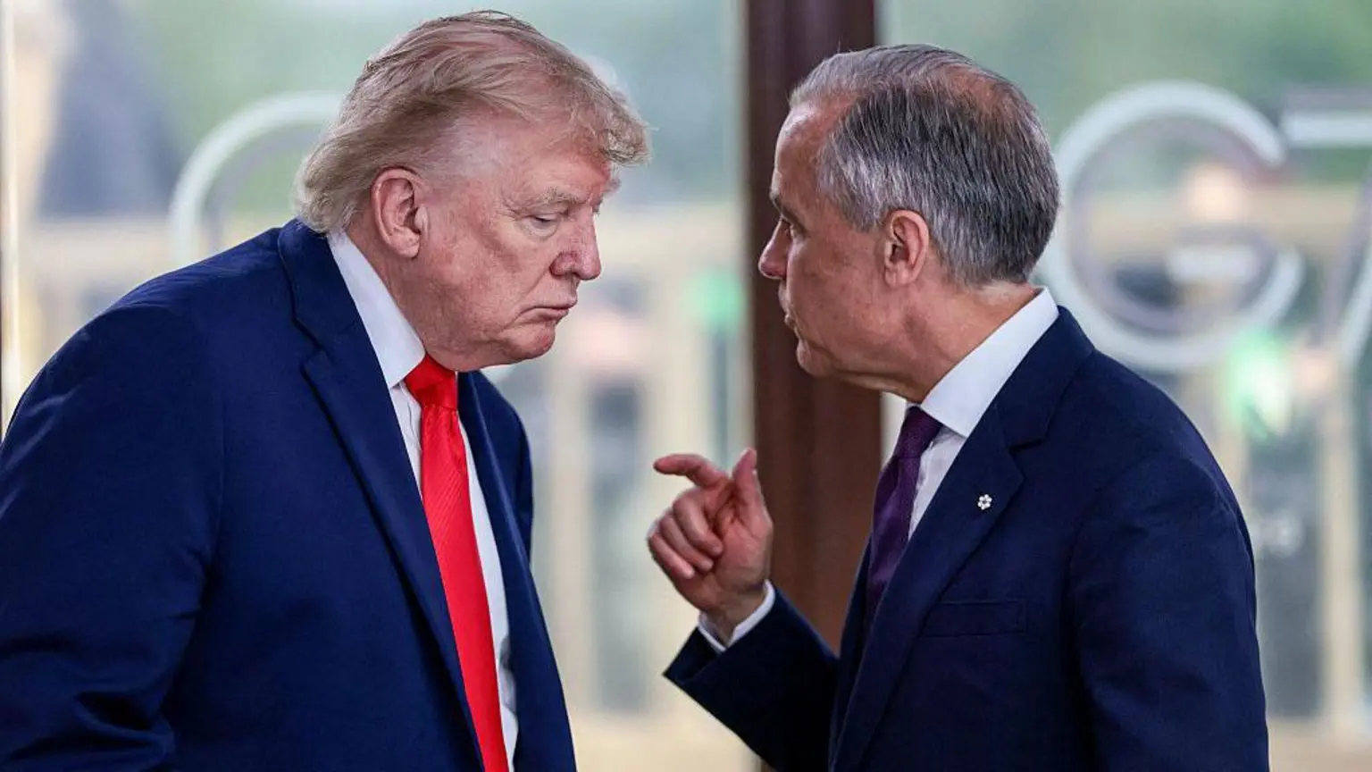 Президент США Дональд Трамп (ліворуч), прем'єр-міністр Канади Марк Карні (праворуч).