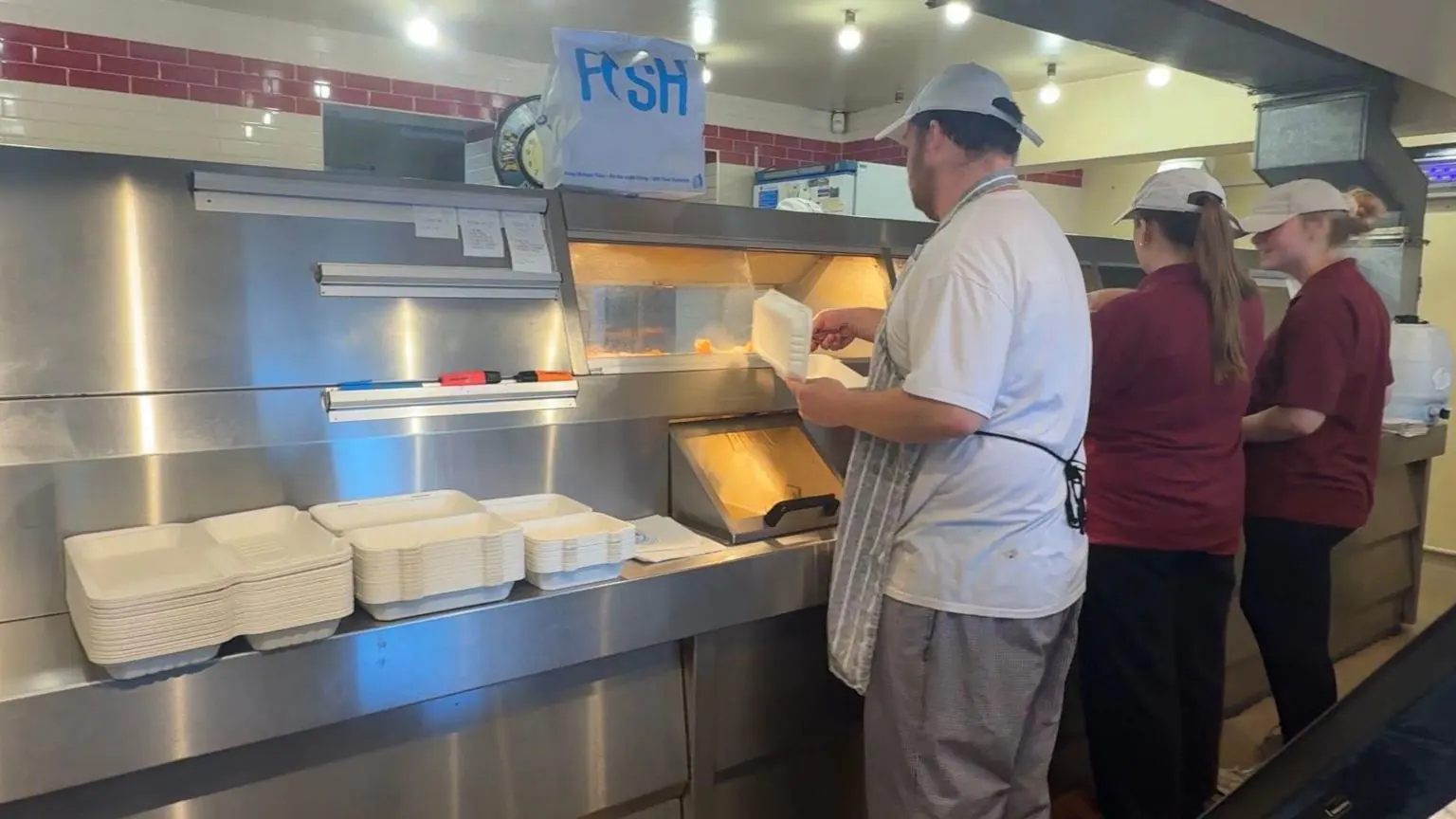 Персонал, який працює в ресторані Long John's fish & chips у Вімборні