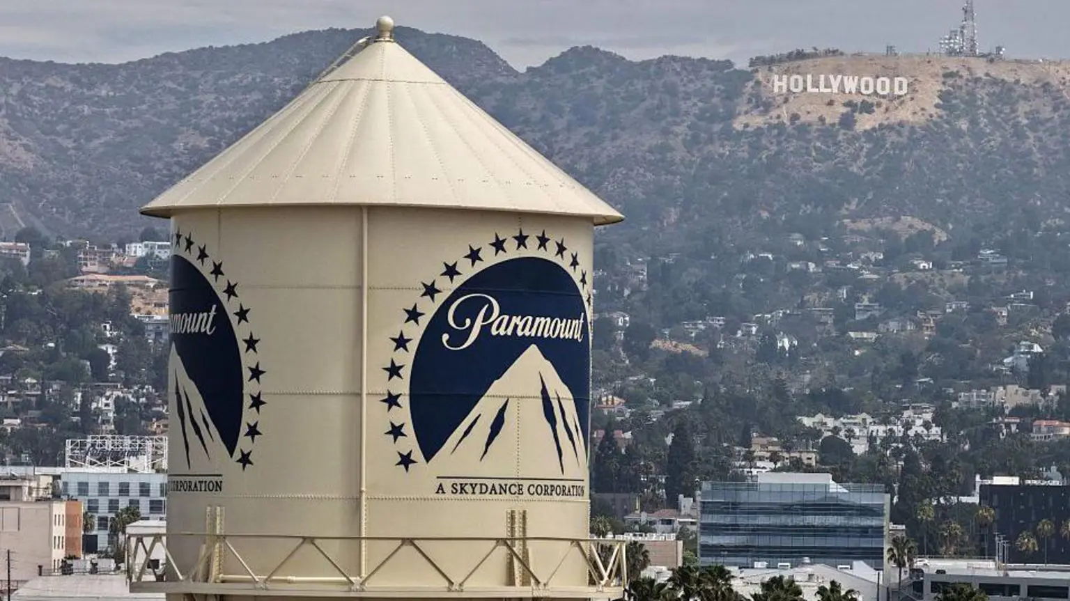 На знімку з висоти пташиного польоту логотип Paramount зображений на водонапірній вежі на території студії Paramount 13 липня 2026 року в Лос-Анджелесі, Каліфорнія.