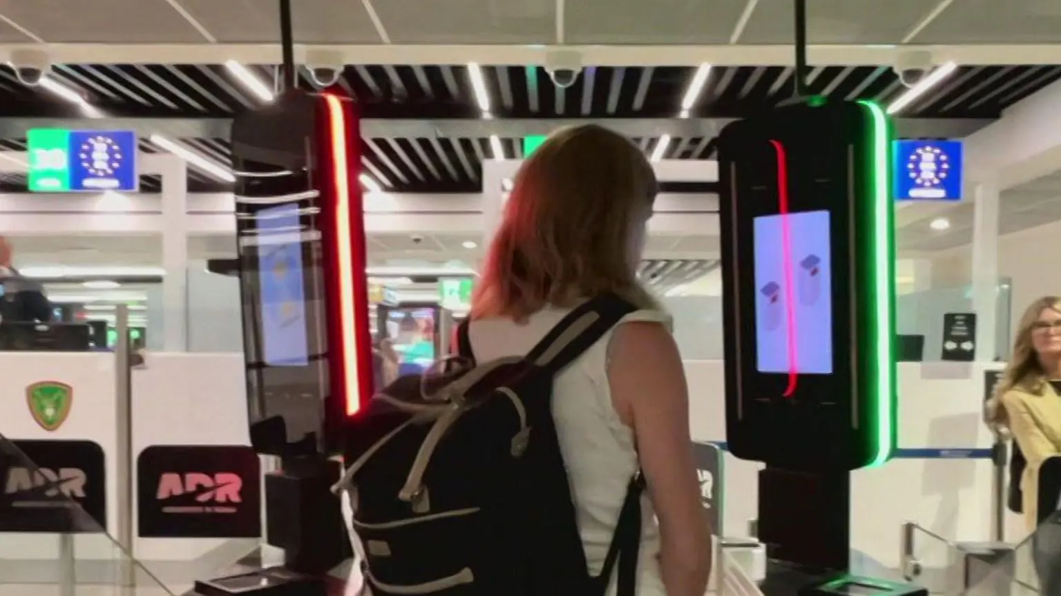 Кореспондентка BBC Кеті Остін проходить через систему входу та виходу на електронних воротах у Римі.