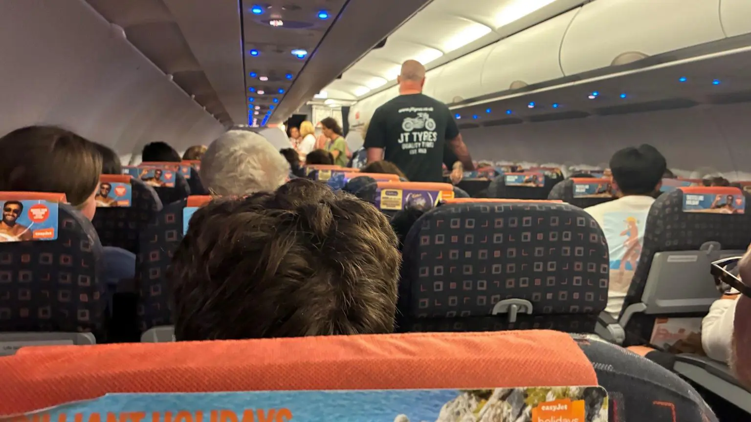 Внутрішній знімок літака Easyjet, що застряг на злітній смузі в Станстеді.