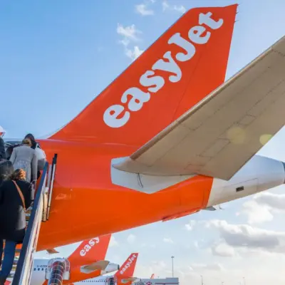 EasyJet погоджується на несподівану пропозицію про поглинання, оскільки конкуруюча американська компанія здійснює ажіотаж навколо компанії.