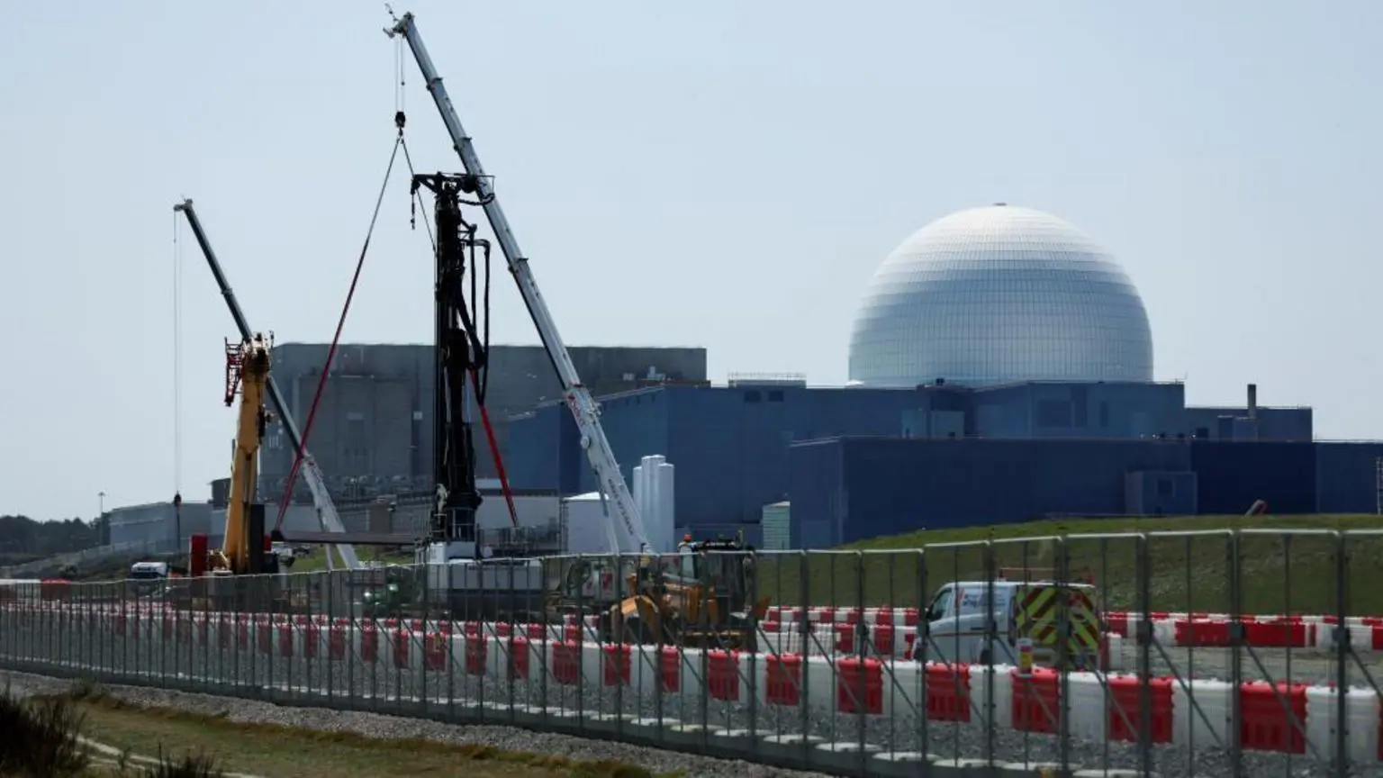 Будівельні роботи на новій атомній електростанції Sizewell C розпочалися навколо старої станції Sizewell B на узбережжі Саффолка.