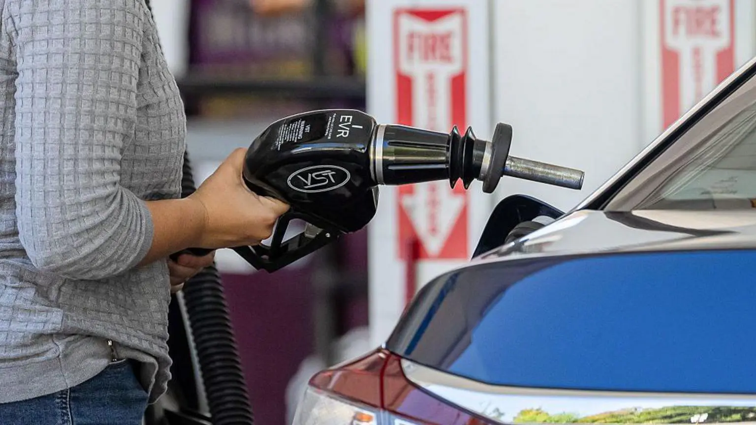 Водій заправляє автомобіль на заправці Shell у Пало-Альто, Каліфорнія, США