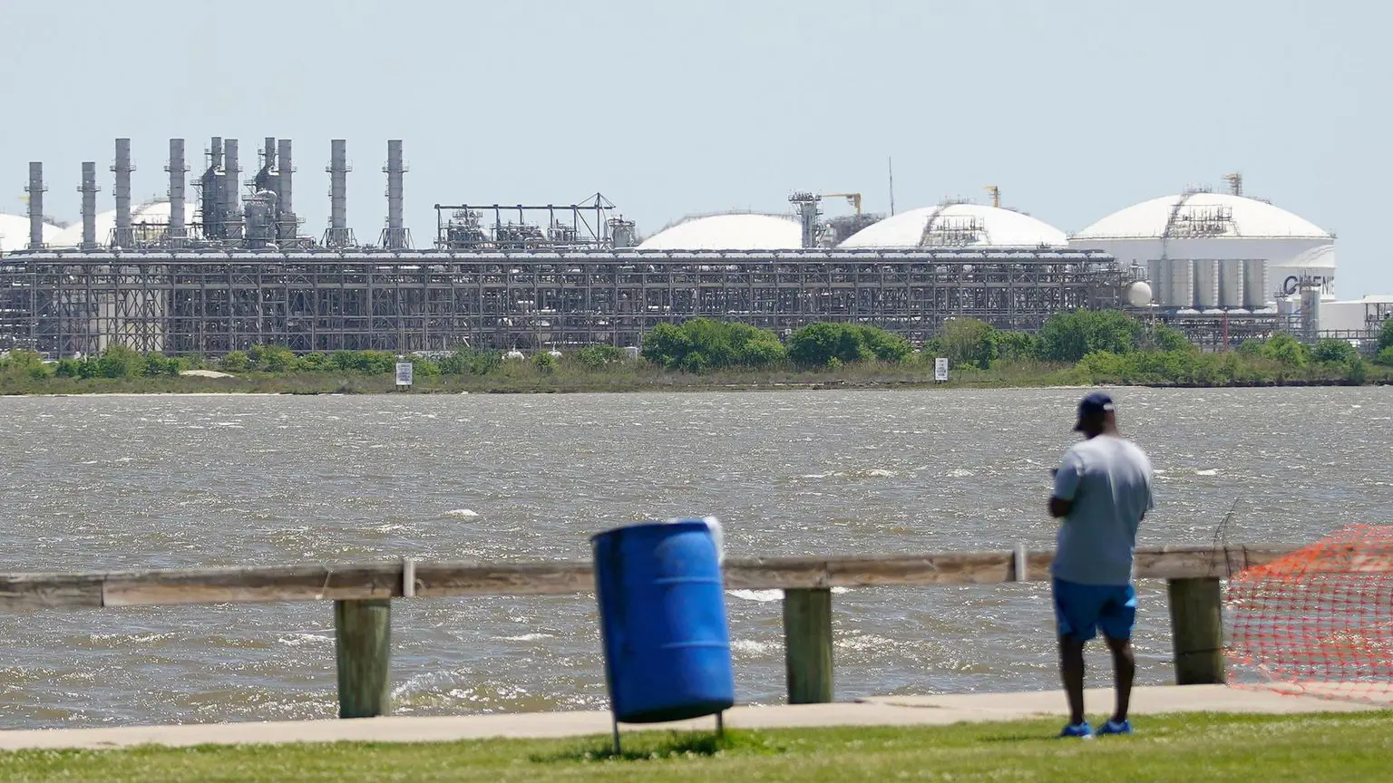 Термінал експорту зрідженого природного газу Sabine Pass у округі Камерон, штат Луїзіана, є найбільшим у світі.