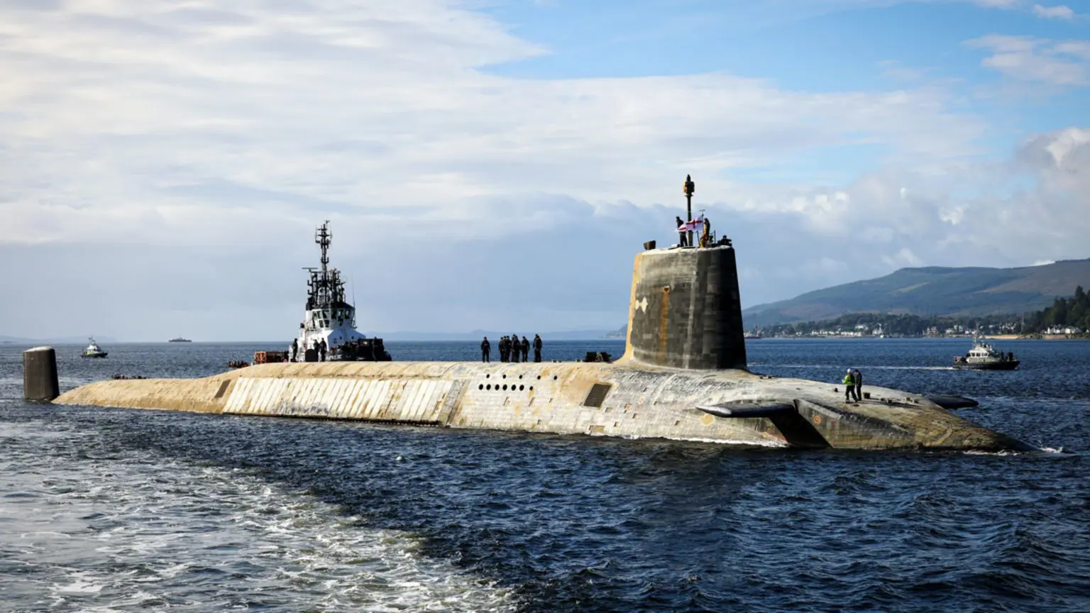 Кадр підводного човна Vanguard, наполовину зануреного у воду.