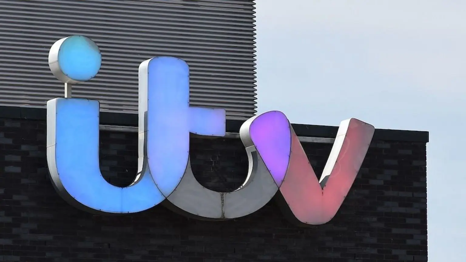 ITV — найстаріша комерційна мережа у Великій Британії, запущена у 1955 році як конкуренція для BBC.