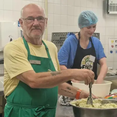 «Волонтерство в благодійній організації з продажу продуктів харчування врятувало мене від самотності»