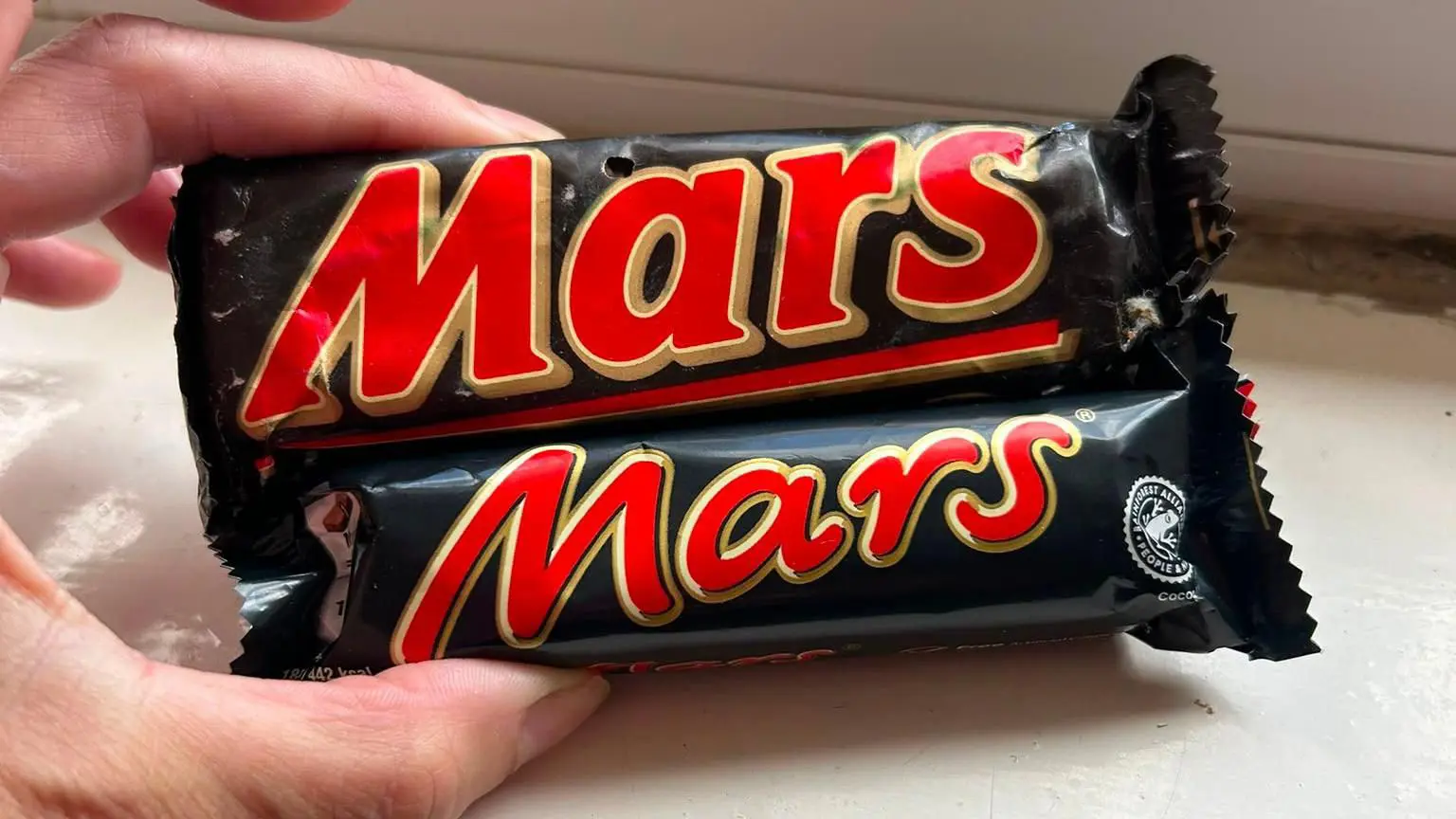 Час від часу... бар Mars 1991 року поруч із сучасним
