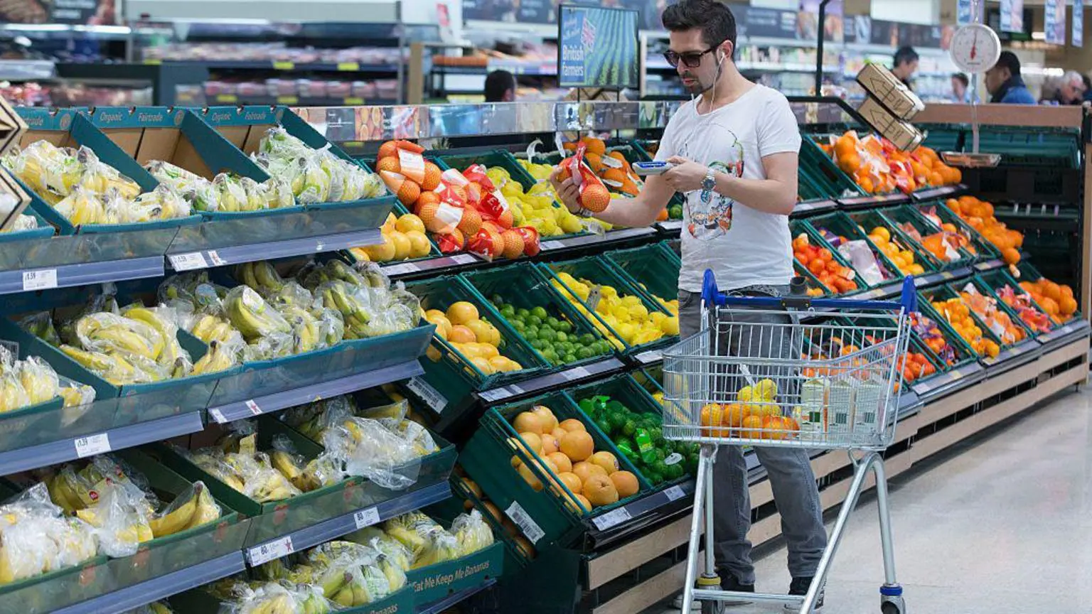 Супермаркети змушені імпортувати більше продуктів з-за кордону через спеку.