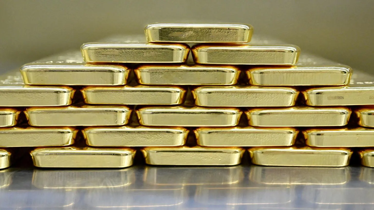 Хоча значна частина золота була продана в Нью-Йорку, а потім викуплена в Лондоні, понад 27 тонн було фізично переміщено до Великої Британії.