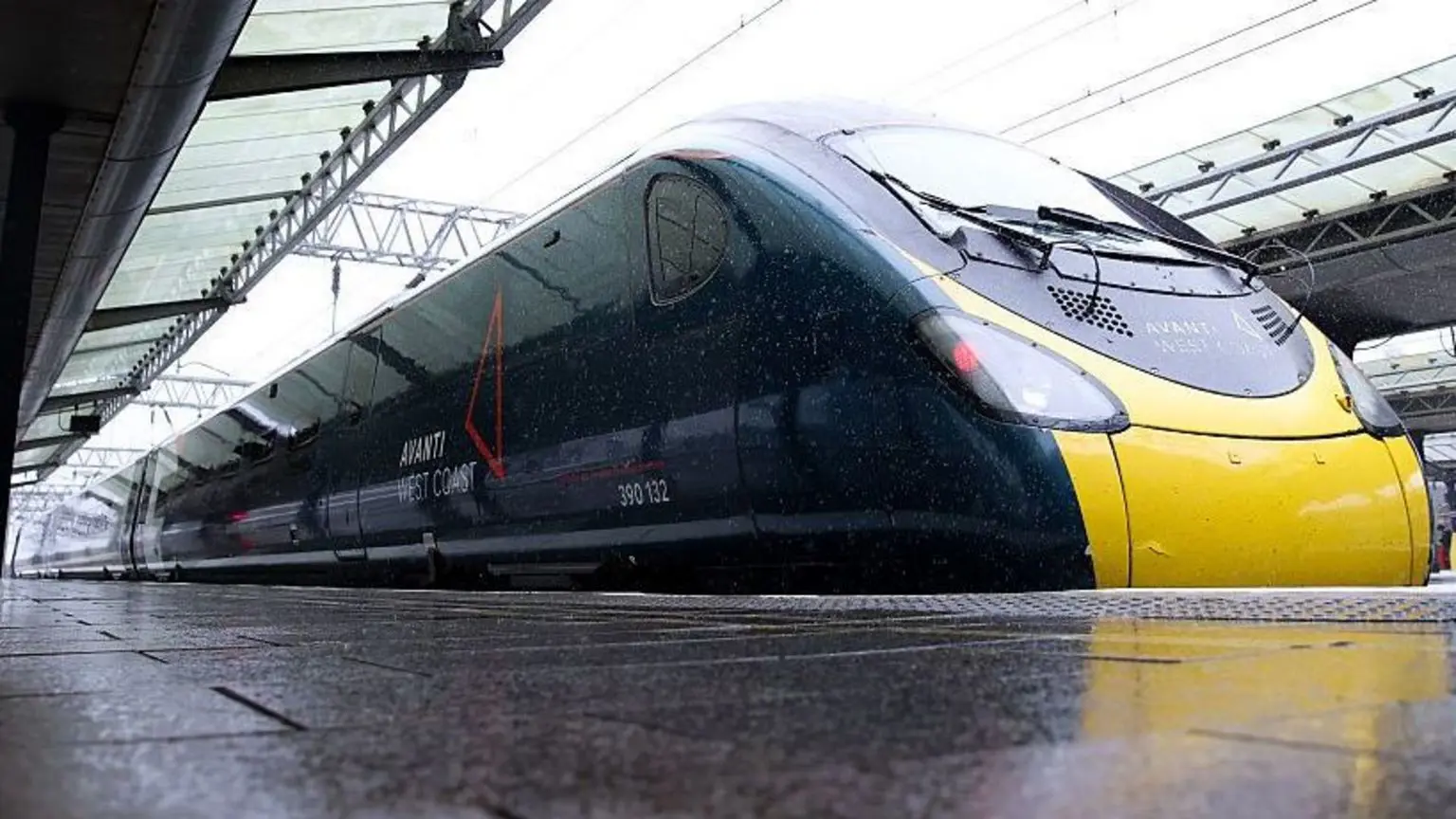 Потяг Avanti West Coast Pendolino прибуває на залізничну станцію Манчестер Пікаділлі 19 травня 2026 року в Манчестері.