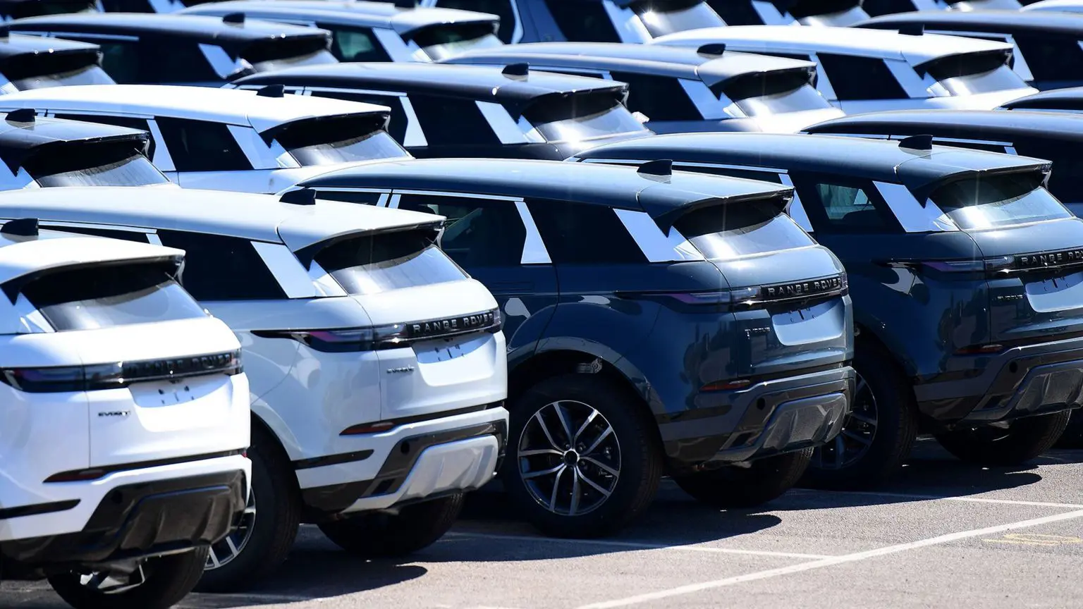 На фотографії, зробленій у Гейлвуді у 2025 році, видно ряди Range Rover на злітній смузі заводу JLR у сонячний день.