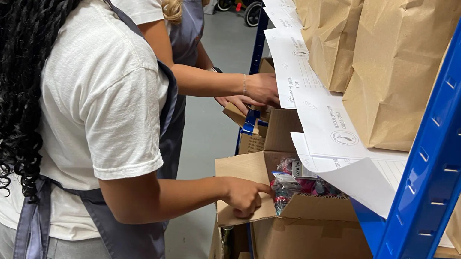 Компанія Pelican Parcels заявила, що у 2025 році надала допомогу понад 3400 школярам.