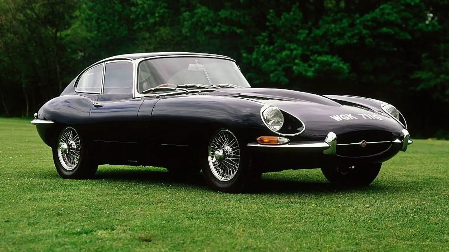 Jaguar постачав автомобілі E-Type таким зіркам, як Бріджит Бардо та Стів Макквін.