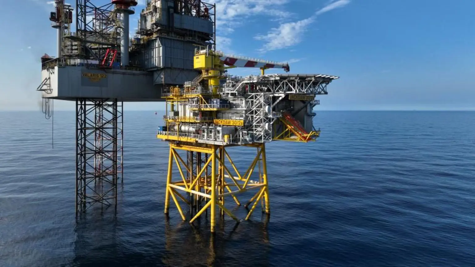Газова платформа та бурова установка «Джакдо» у Північному морі.