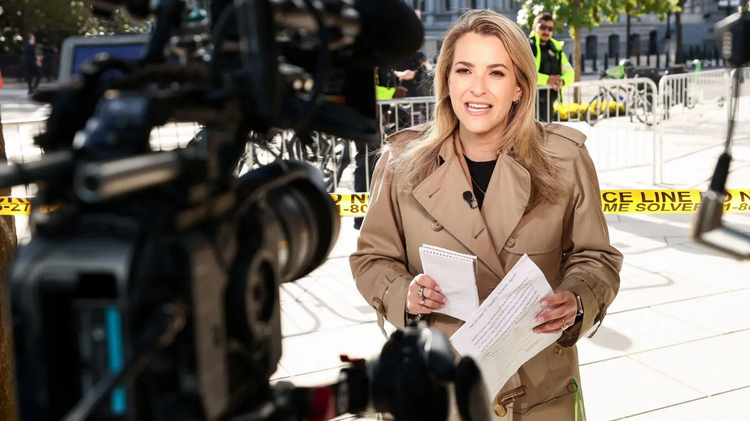 Кореспондентка CNN з Білого дому Бетсі Кляйн повідомляє ззовні будівлі.